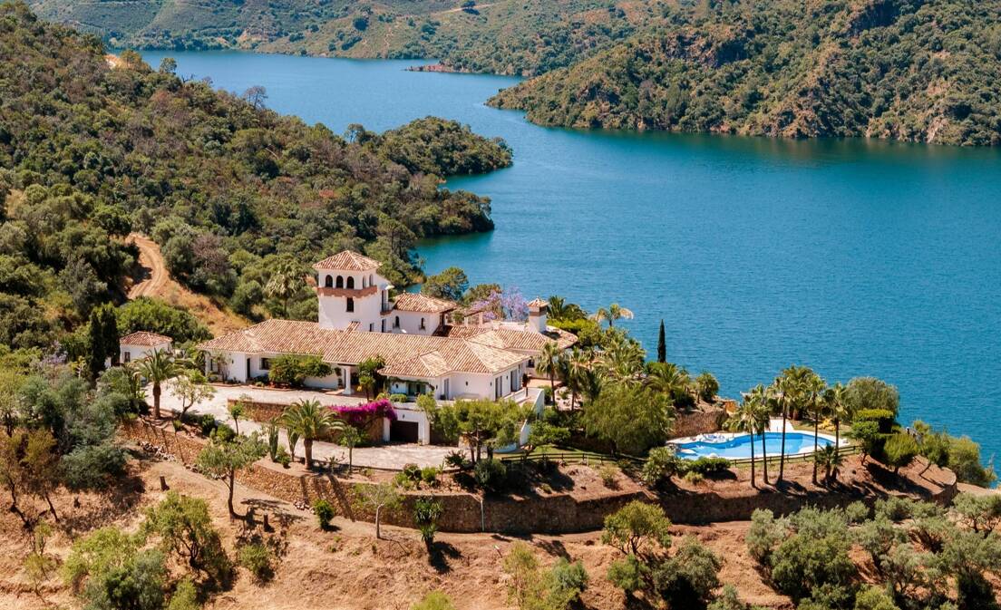 Extraordinary Andalusian Villa in Istán with Breathtaking Lake and Mountain Views