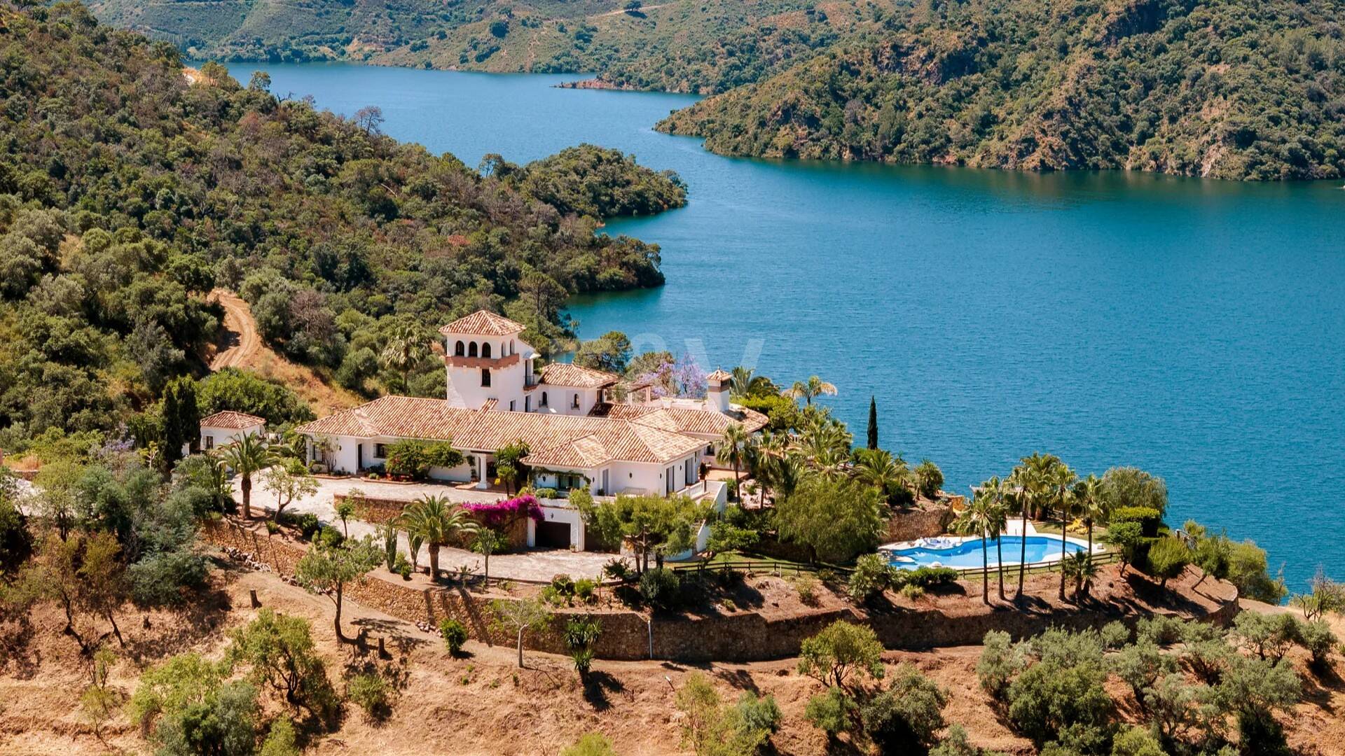 Extraordinaria villa andaluza con impresionantes vistas al lago y a la montaña en Istán