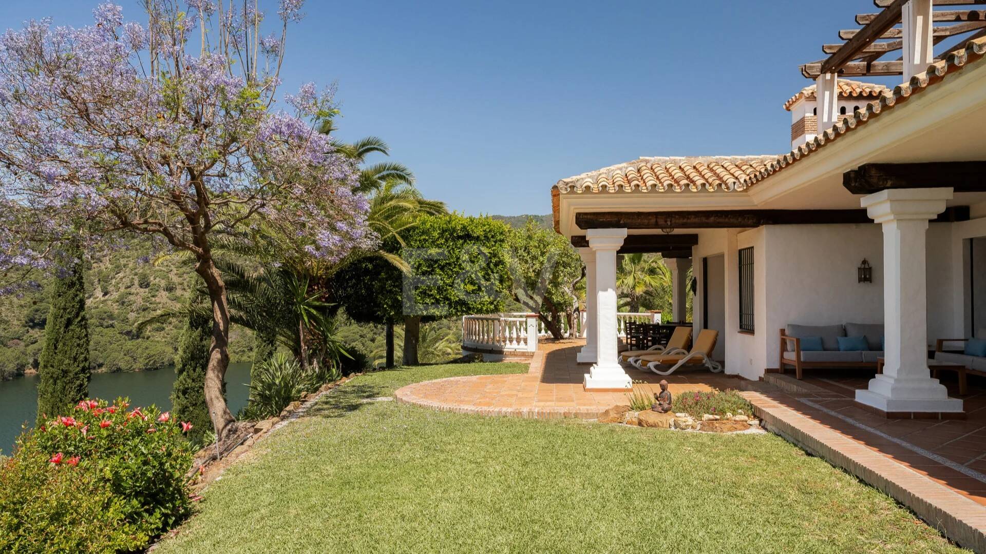 Extraordinaria villa andaluza con impresionantes vistas al lago y a la montaña en Istán