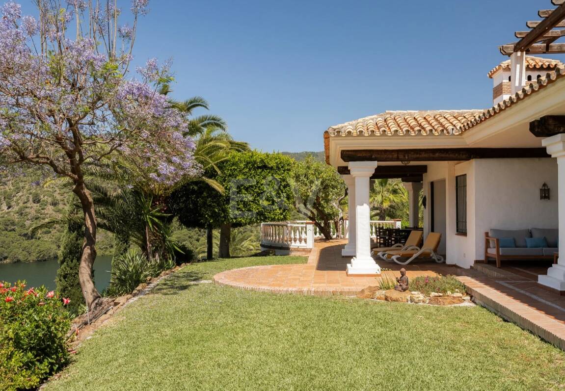 Extraordinär andalusisk Villa med Breathtaking Lake och Mountain Views i Istán