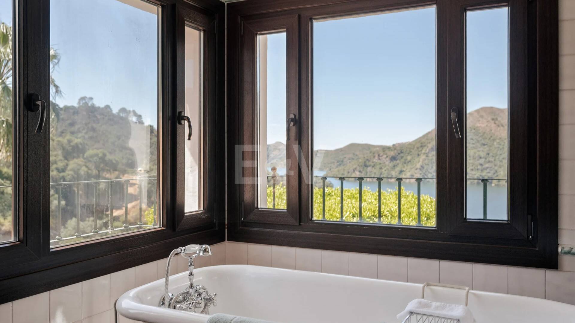 Extraordinaria villa andaluza con impresionantes vistas al lago y a la montaña en Istán