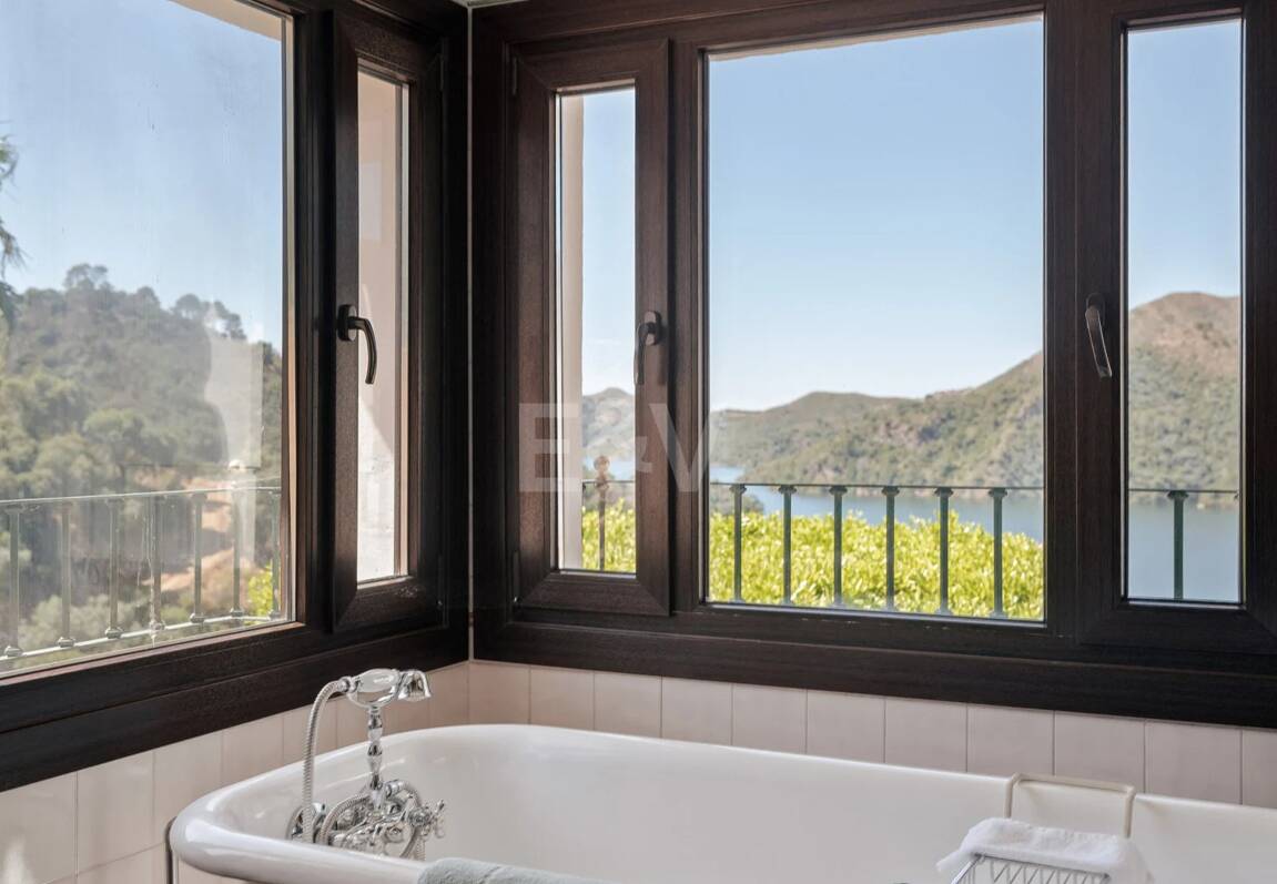 Extraordinär andalusisk Villa med Breathtaking Lake och Mountain Views i Istán