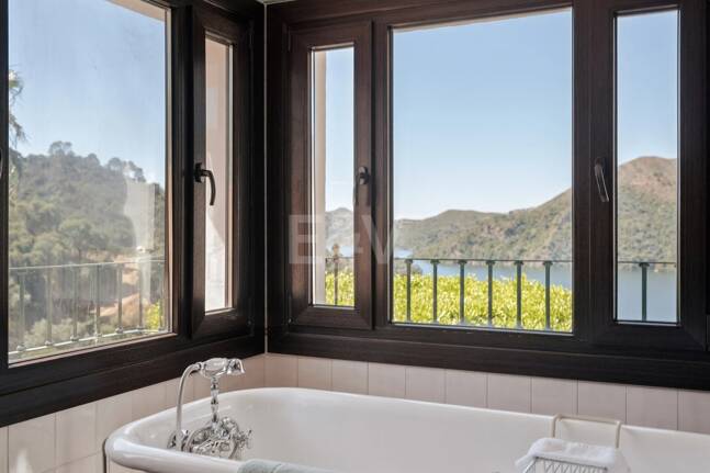 Extraordinär andalusisk Villa med Breathtaking Lake och Mountain Views i Istán