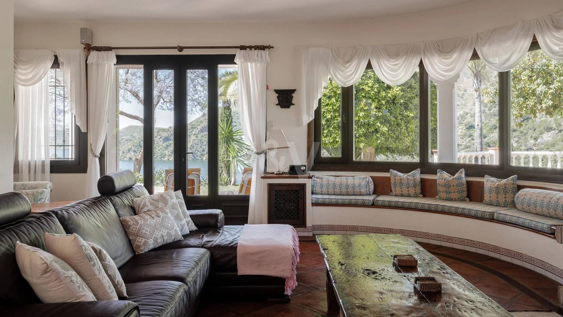 Extraordinär andalusisk Villa med Breathtaking Lake och Mountain Views i Istán