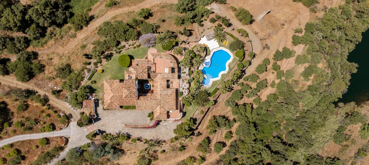 Extraordinary Andalusian Villa in Istán with Breathtaking Lake and Mountain Views