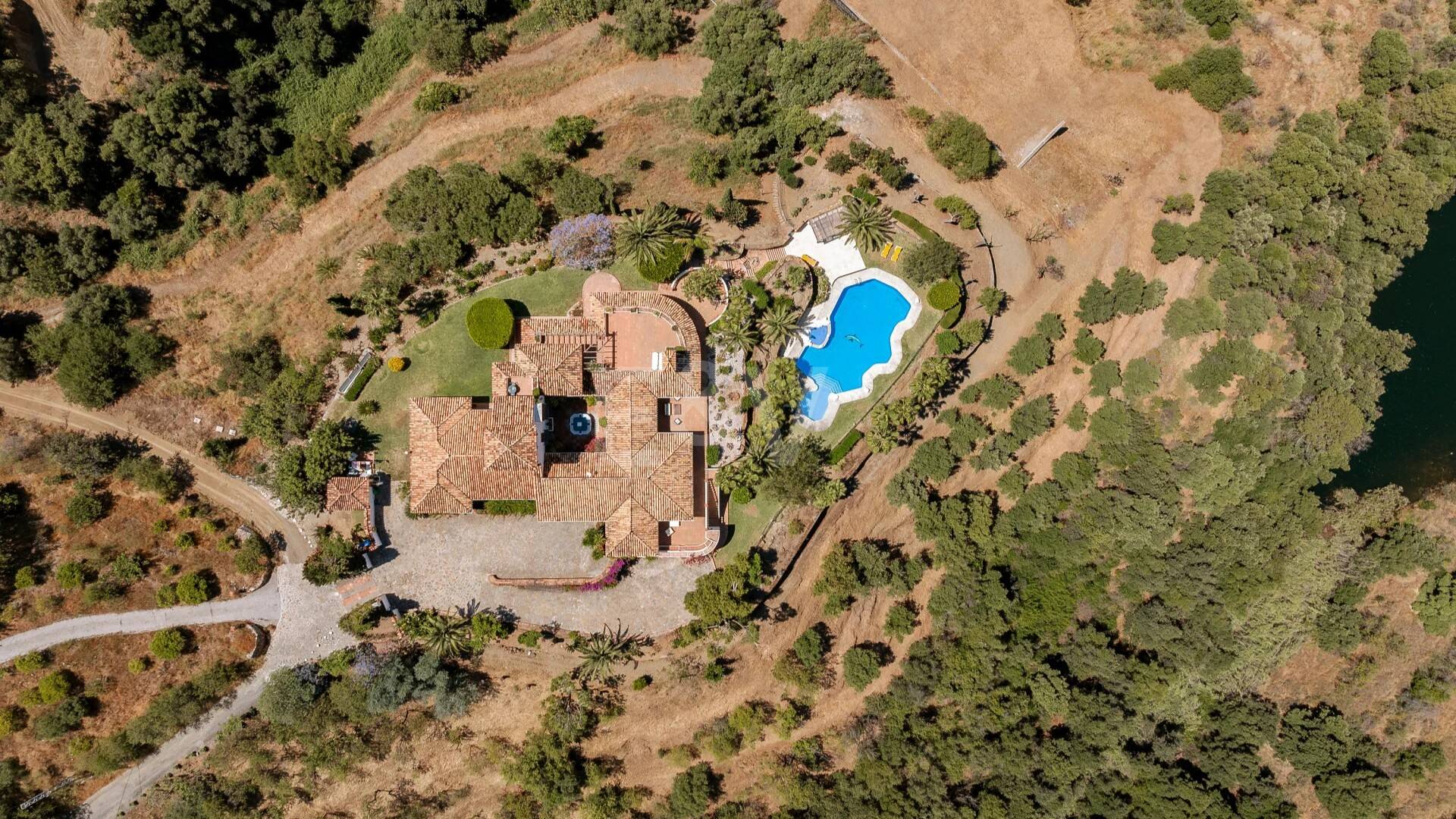 Extraordinaria villa andaluza con impresionantes vistas al lago y a la montaña en Istán