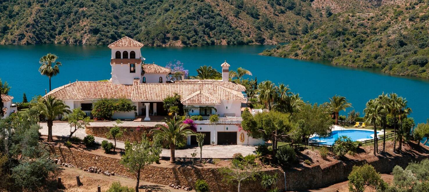 Extraordinary Andalusian Villa in Istán with Breathtaking Lake and Mountain Views