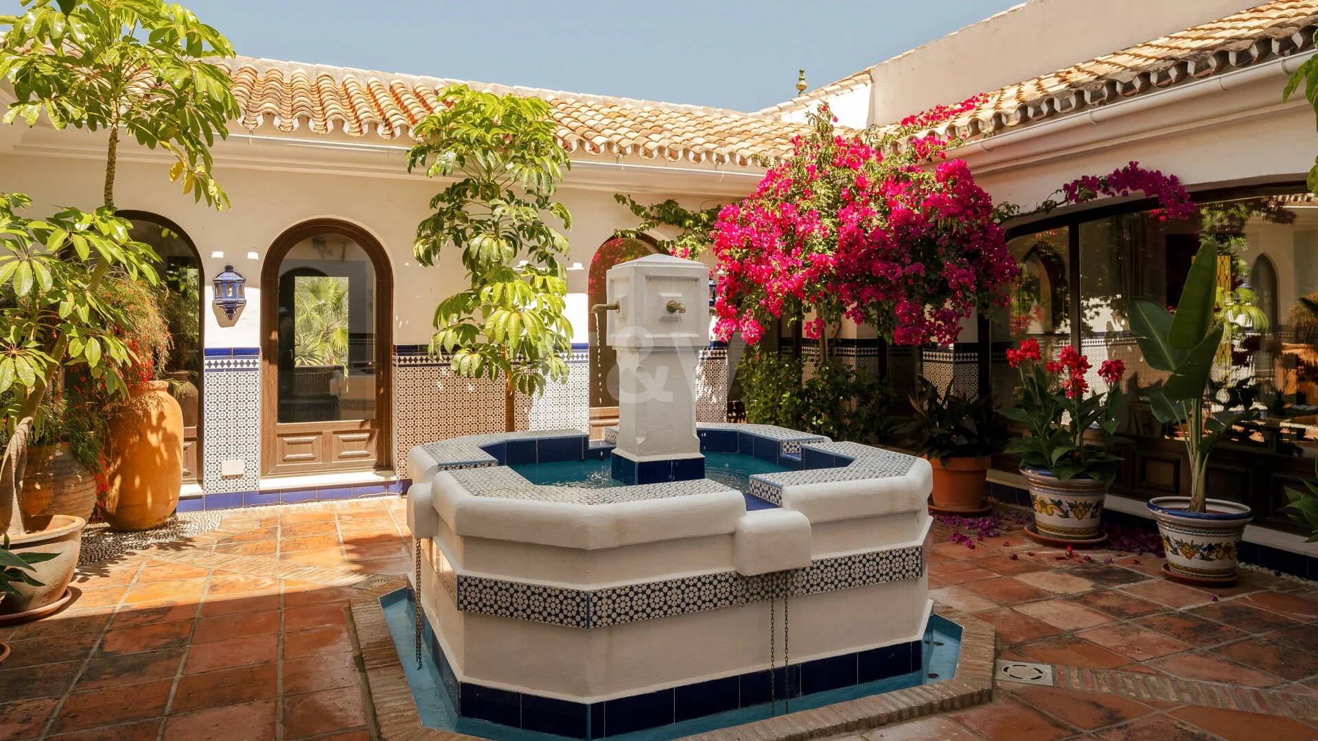 Extraordinaria villa andaluza con impresionantes vistas al lago y a la montaña en Istán