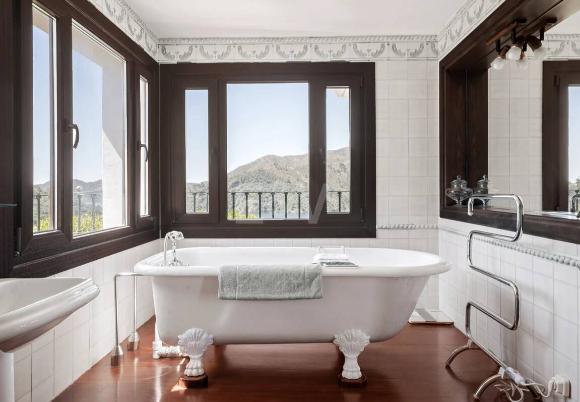 Extraordinär andalusisk Villa med Breathtaking Lake och Mountain Views i Istán