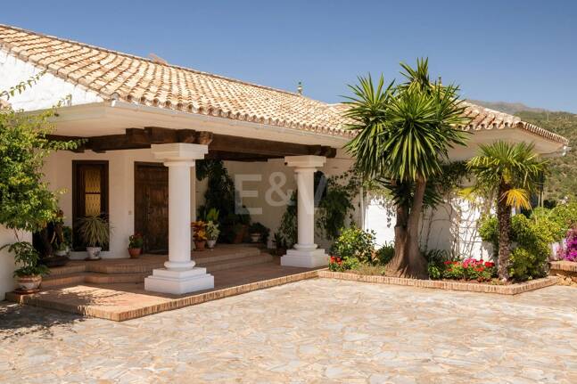 Extraordinär andalusisk Villa med Breathtaking Lake och Mountain Views i Istán