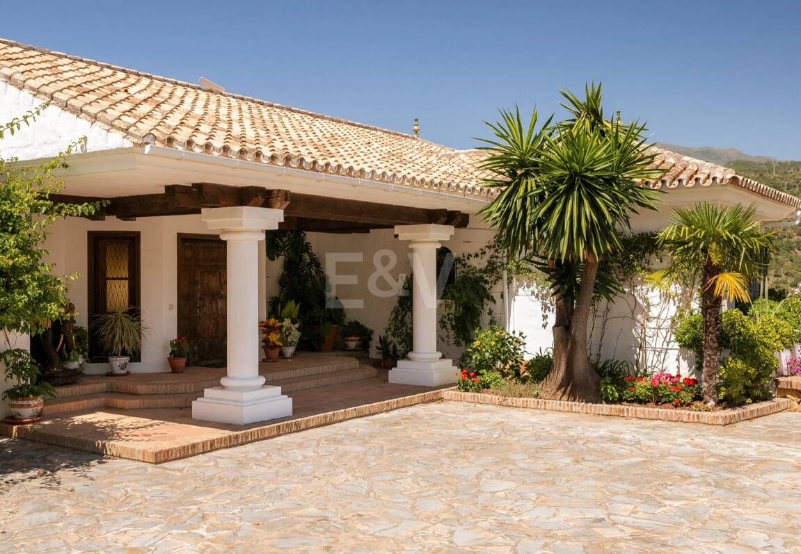 Extraordinär andalusisk Villa med Breathtaking Lake och Mountain Views i Istán