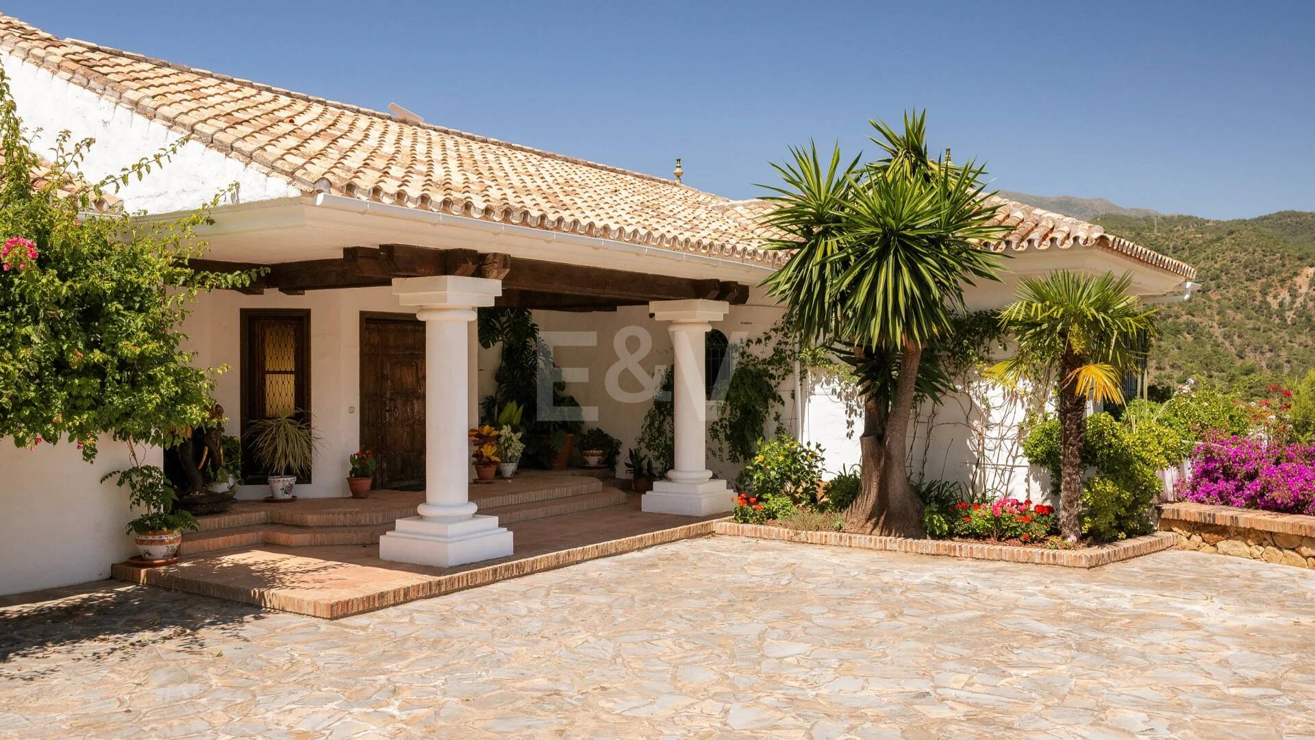 Extraordinaria villa andaluza con impresionantes vistas al lago y a la montaña en Istán