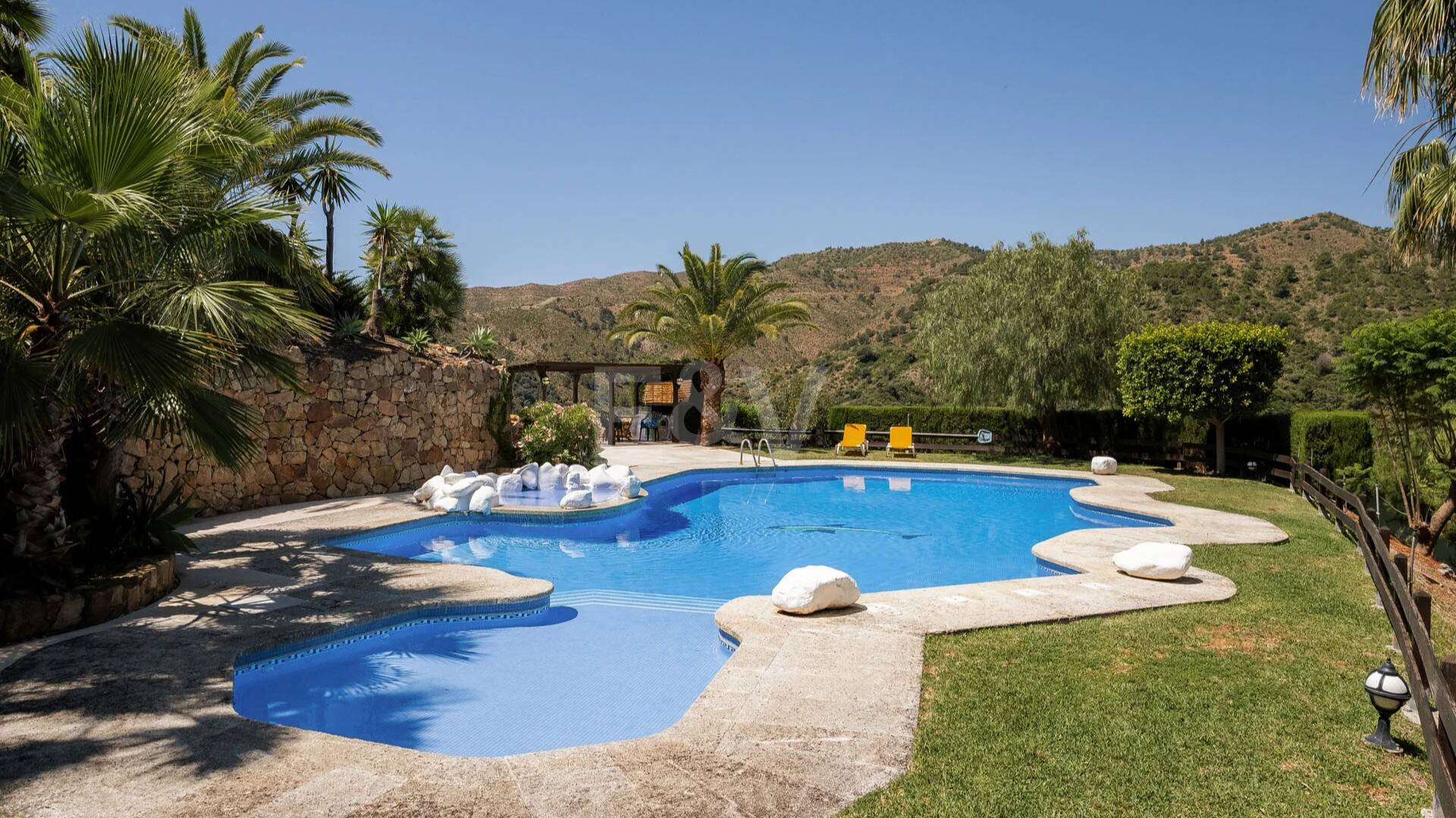 Extraordinaria villa andaluza con impresionantes vistas al lago y a la montaña en Istán