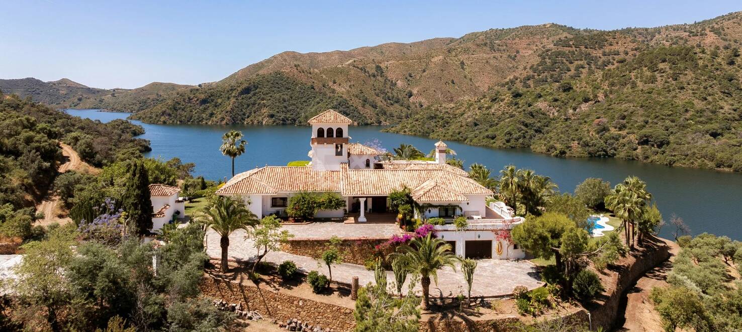 Extraordinary Andalusian Villa in Istán with Breathtaking Lake and Mountain Views