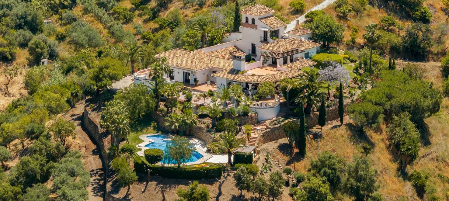 Extraordinary Andalusian Villa in Istán with Breathtaking Lake and Mountain Views