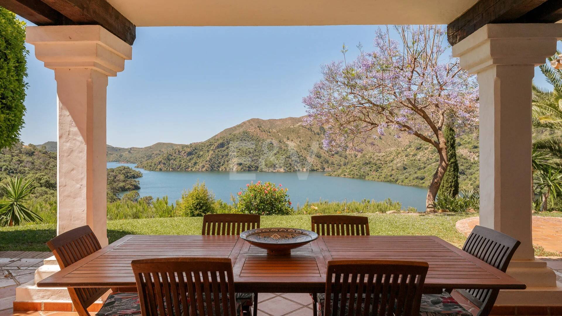 Extraordinaria villa andaluza con impresionantes vistas al lago y a la montaña en Istán