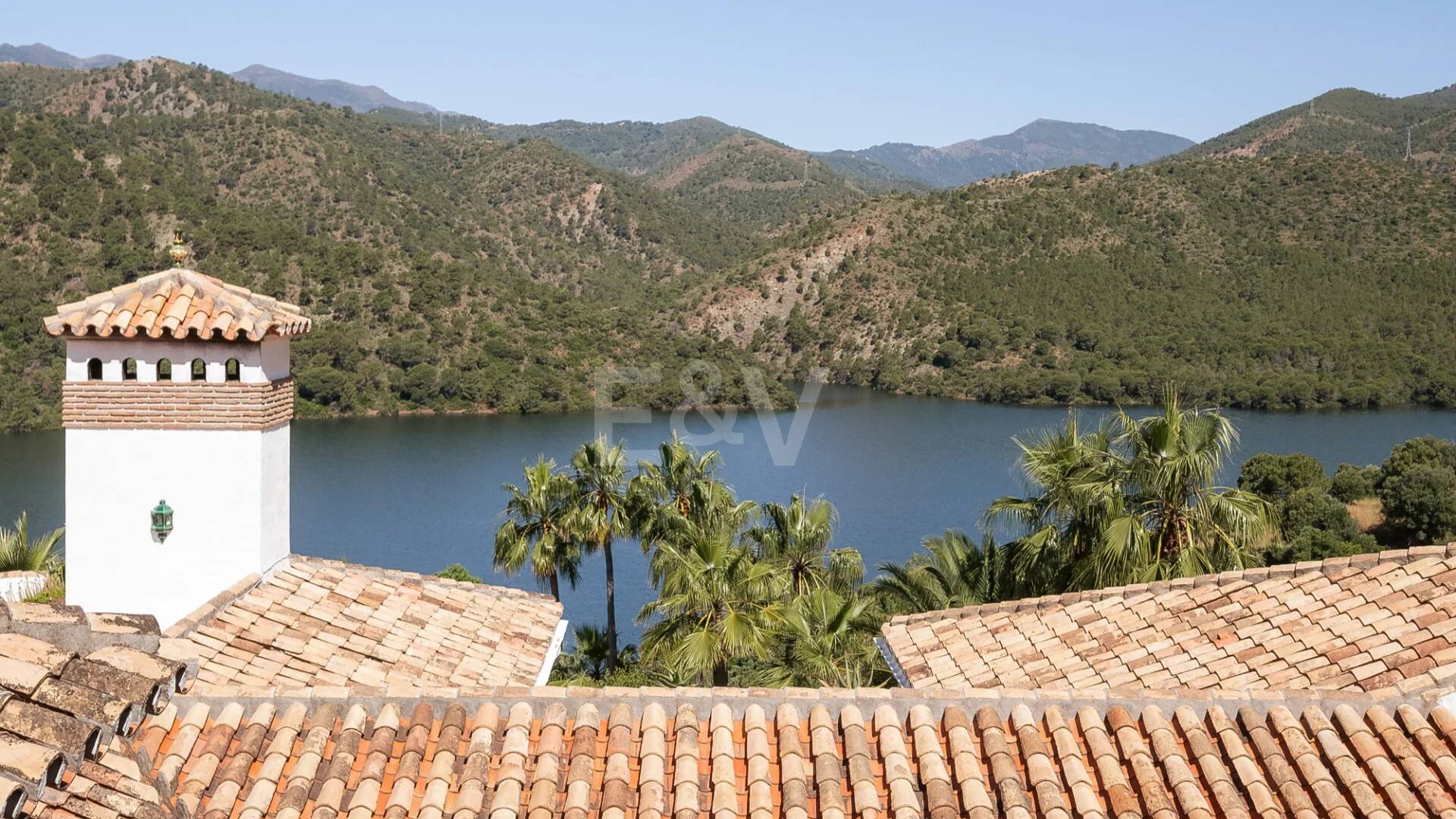 Extraordinaria villa andaluza con impresionantes vistas al lago y a la montaña en Istán