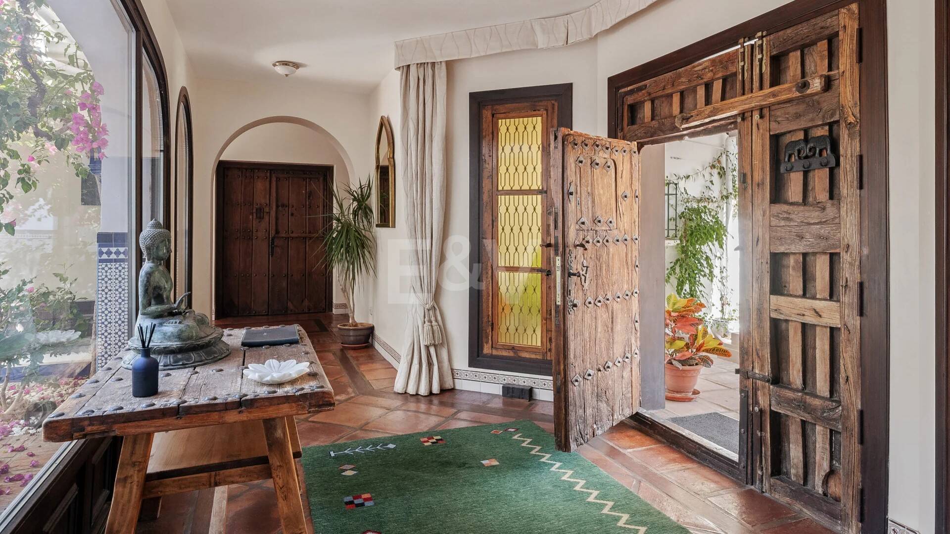 Extraordinaria villa andaluza con impresionantes vistas al lago y a la montaña en Istán