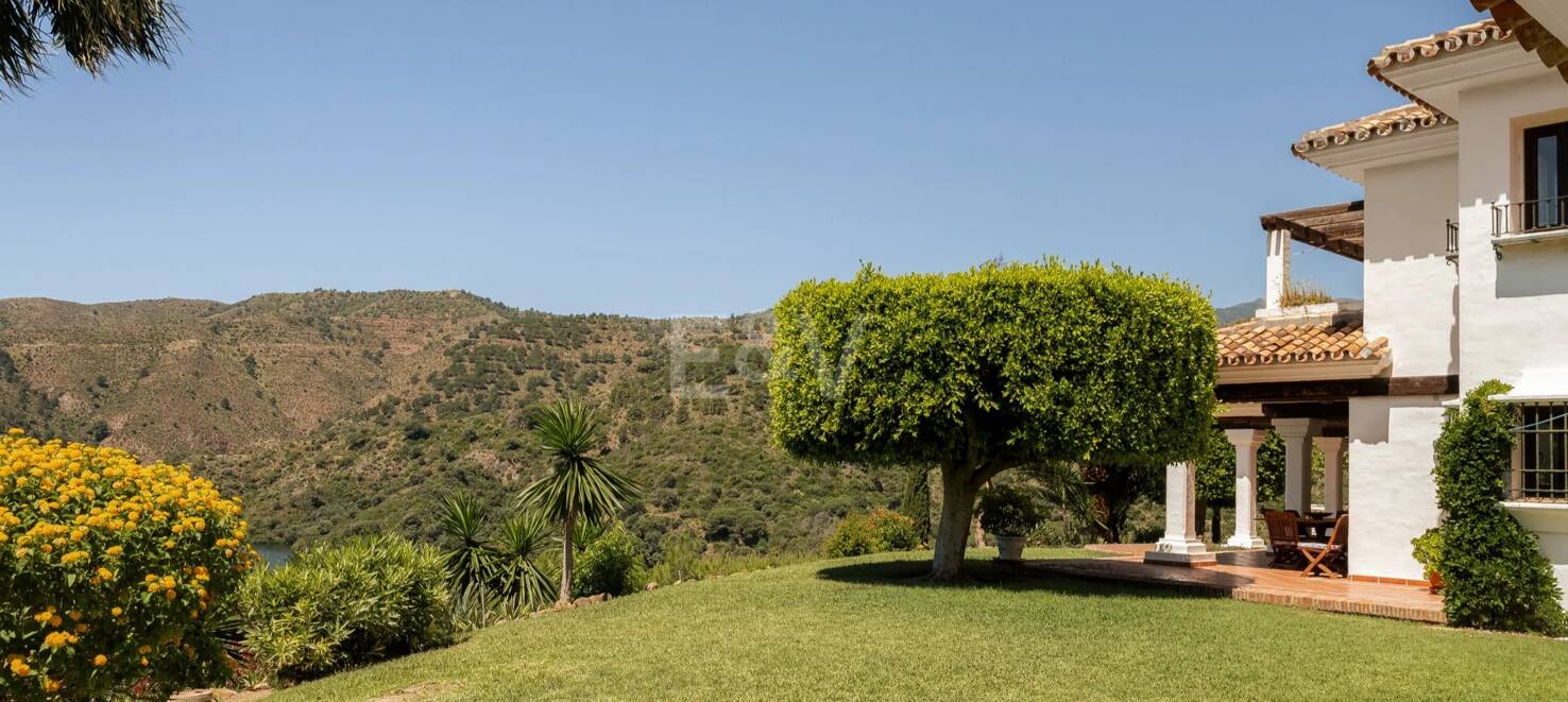 Extraordinary Andalusian Villa in Istán with Breathtaking Lake and Mountain Views