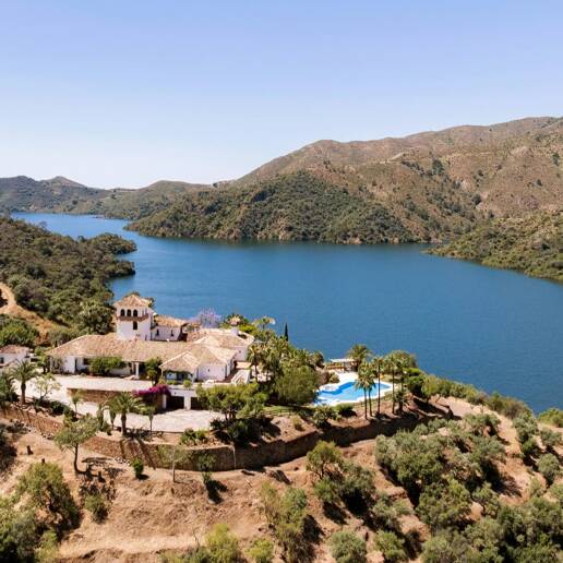 Extraordinary Andalusian Villa in Istán with Breathtaking Lake and Mountain Views
