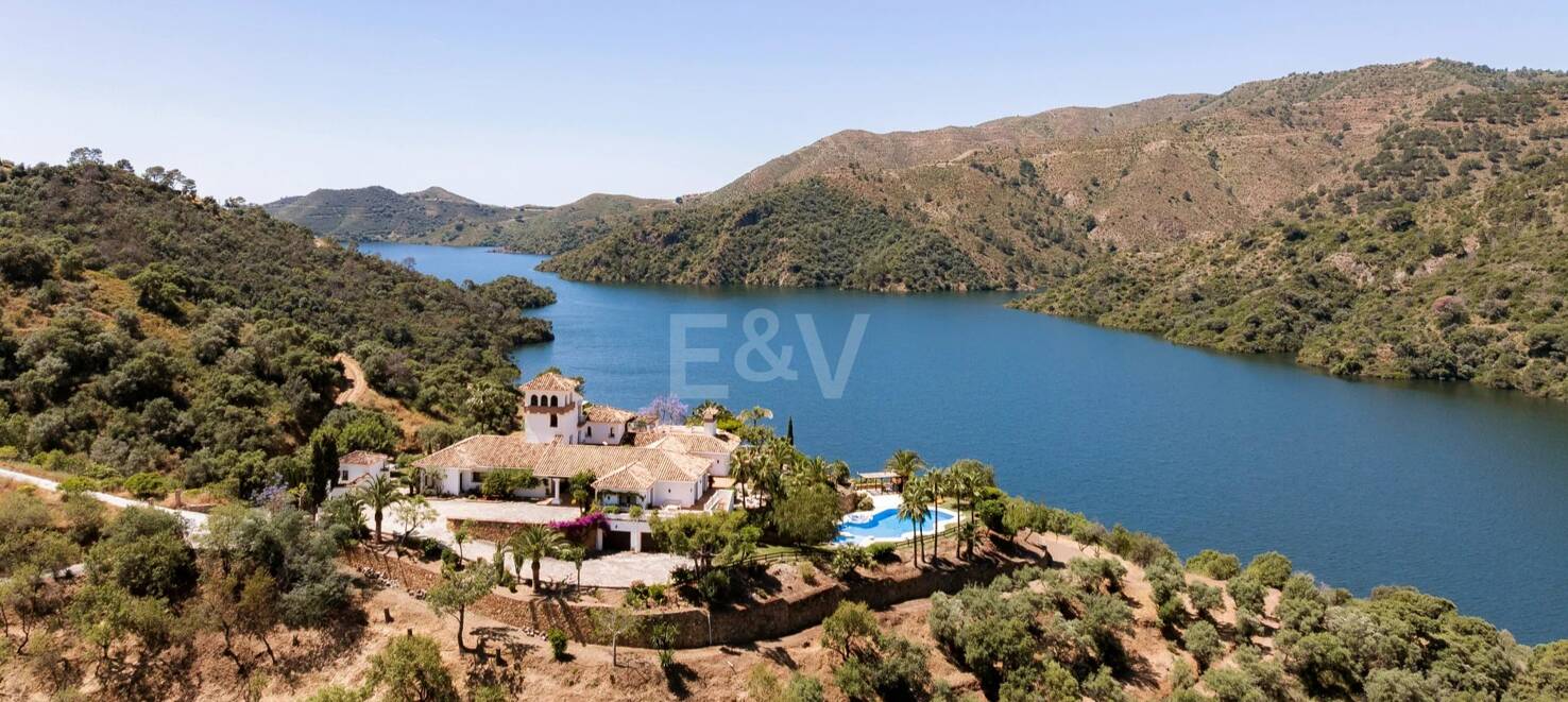 Extraordinary Andalusian Villa in Istán with Breathtaking Lake and Mountain Views