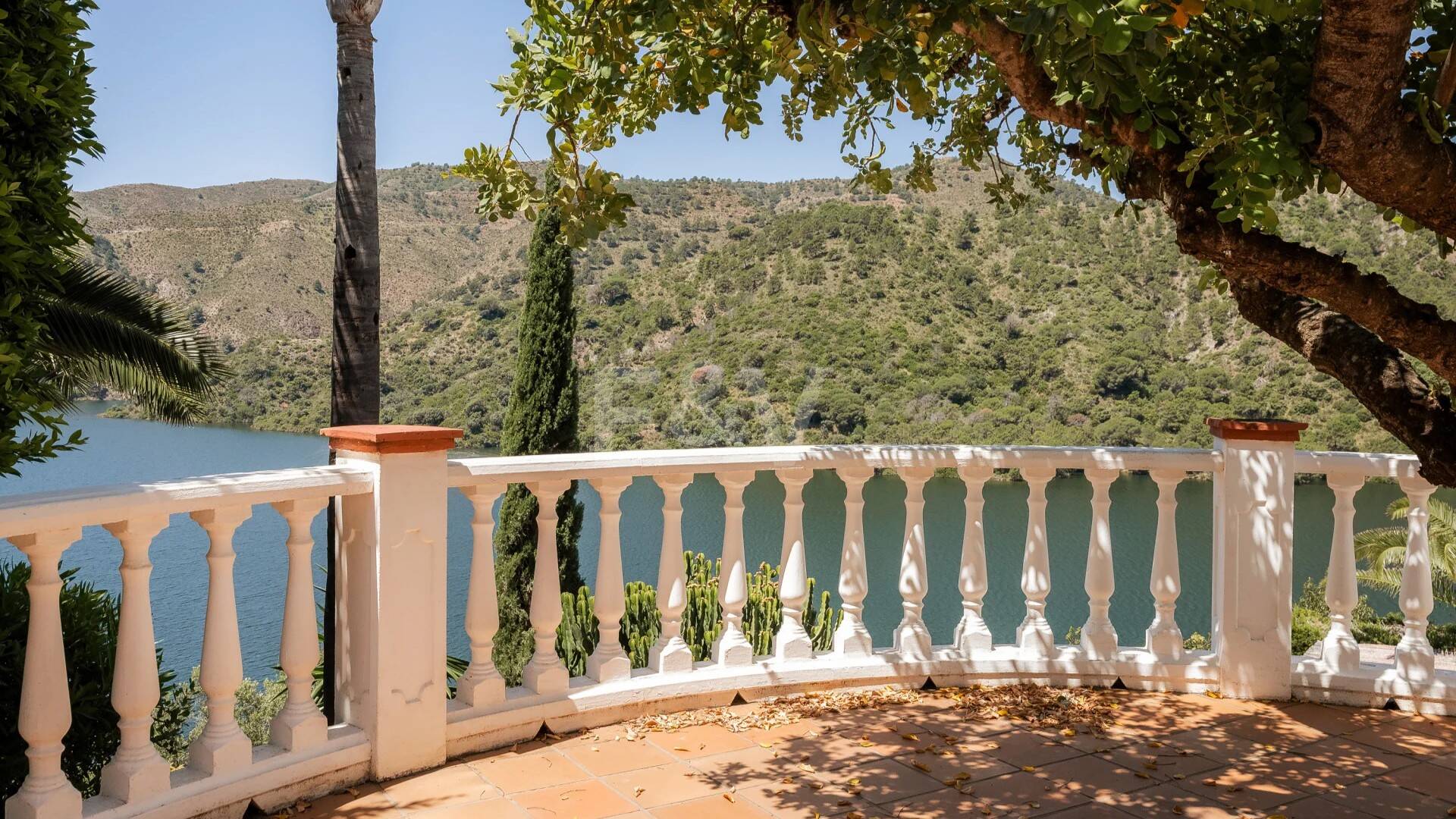 Extraordinaria villa andaluza con impresionantes vistas al lago y a la montaña en Istán