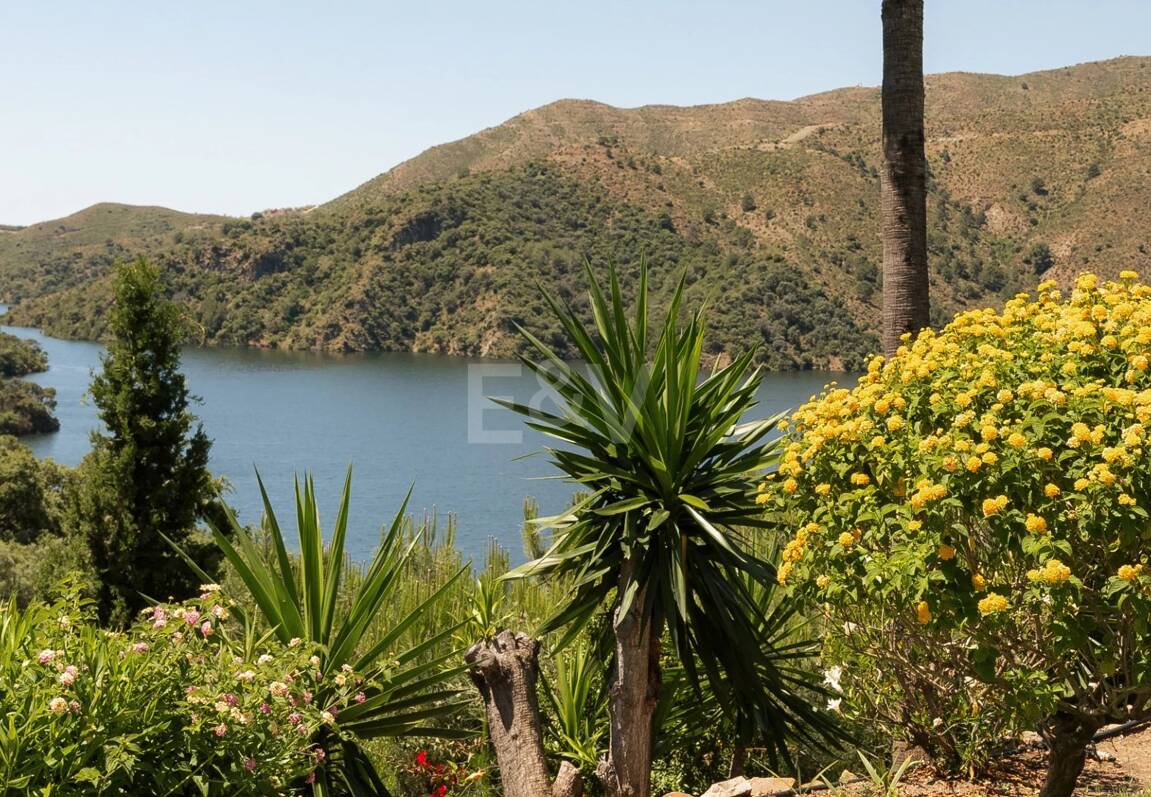 Extraordinär andalusisk Villa med Breathtaking Lake och Mountain Views i Istán