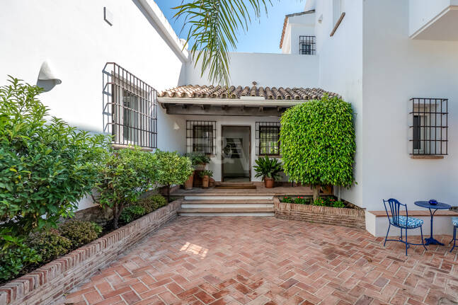 Privat kustretreat som kombinerar fred, primär plats och exceptionellt värde