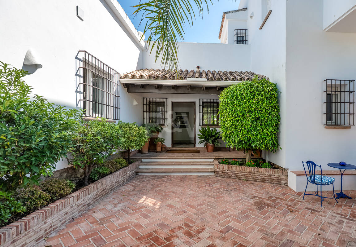 Privat kustretreat som kombinerar fred, primär plats och exceptionellt värde