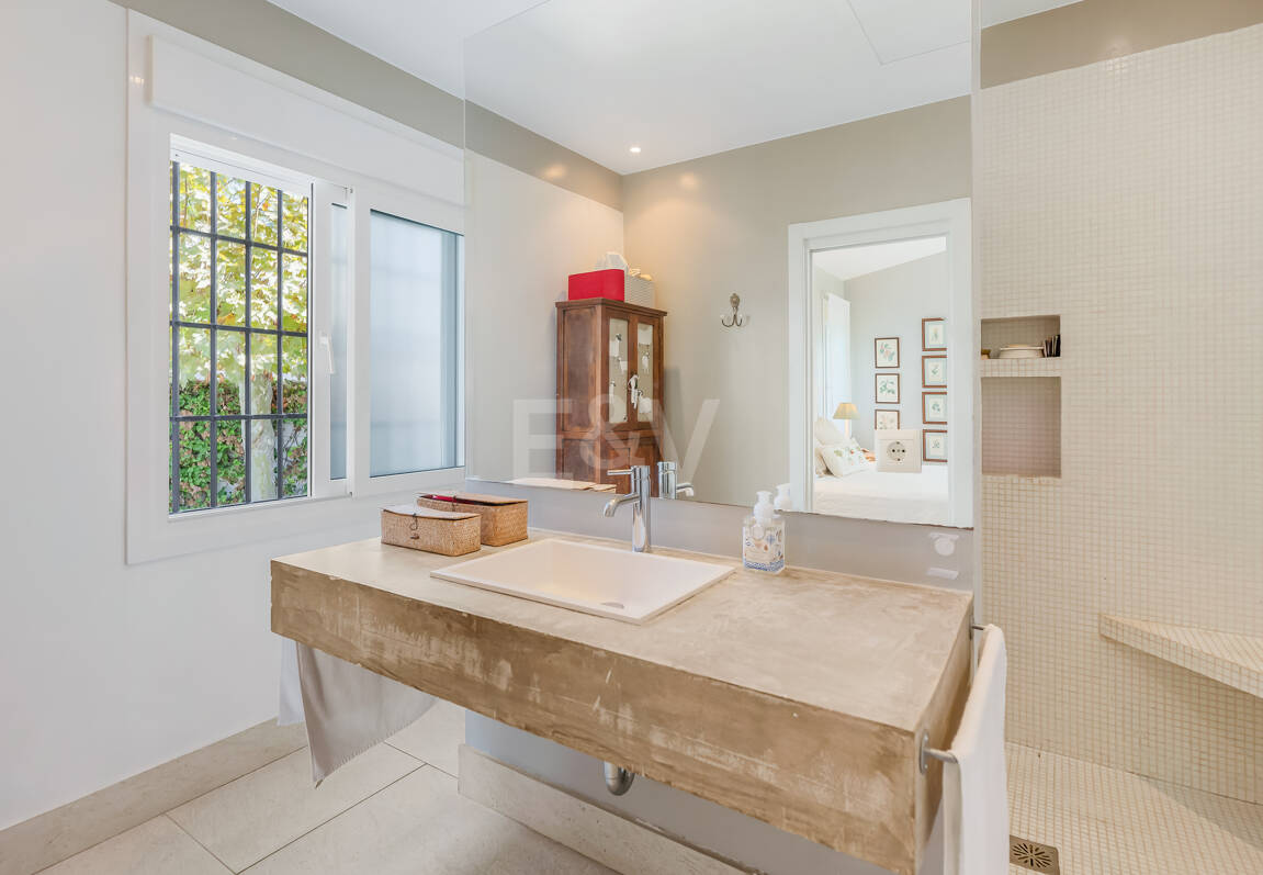 Privat kustretreat som kombinerar fred, primär plats och exceptionellt värde