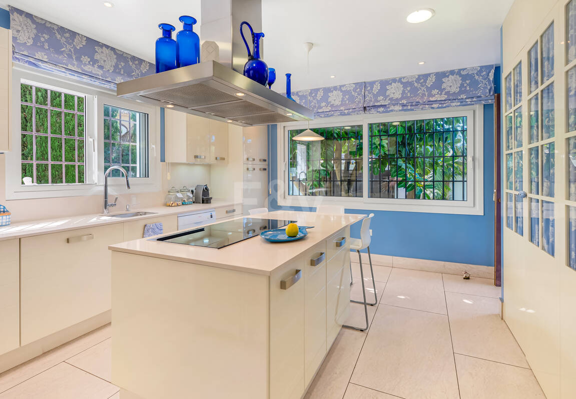 Privat kustretreat som kombinerar fred, primär plats och exceptionellt värde