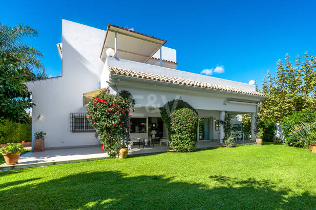 Privat kustretreat som kombinerar fred, primär plats och exceptionellt värde