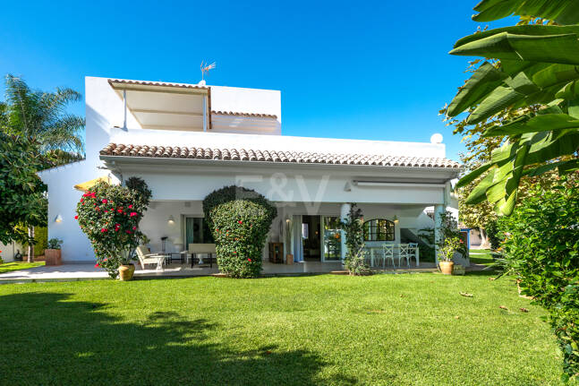 Privat kustretreat som kombinerar fred, primär plats och exceptionellt värde