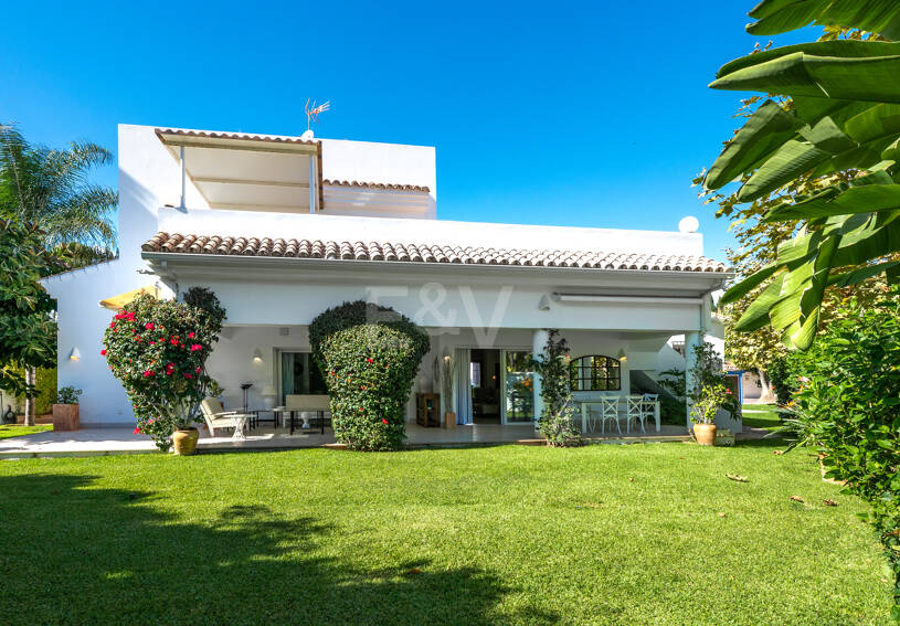 Privat kustretreat som kombinerar fred, primär plats och exceptionellt värde