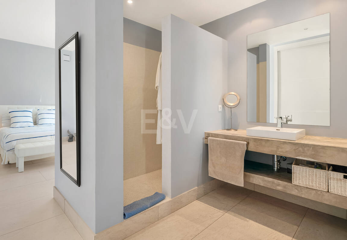 Privat kustretreat som kombinerar fred, primär plats och exceptionellt värde