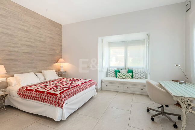 Privat kustretreat som kombinerar fred, primär plats och exceptionellt värde