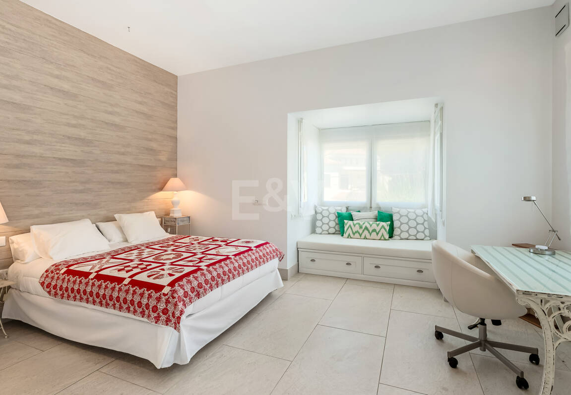 Privat kustretreat som kombinerar fred, primär plats och exceptionellt värde