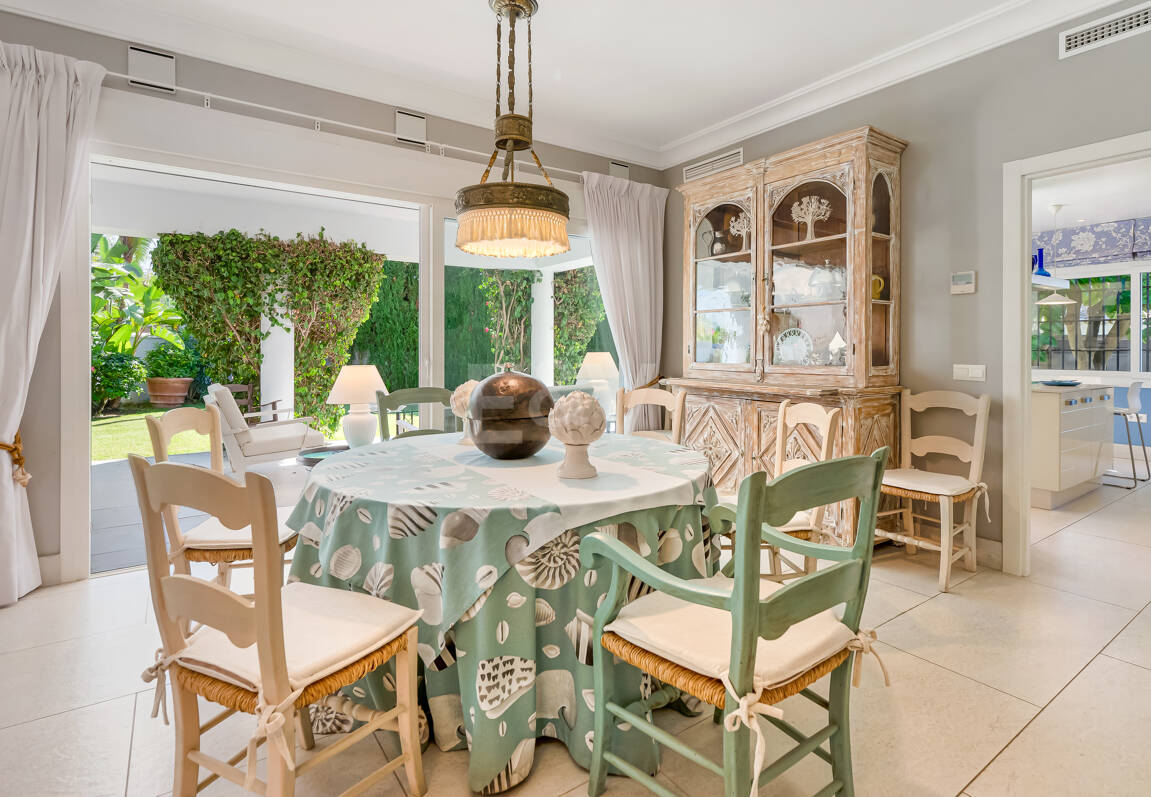 Privat kustretreat som kombinerar fred, primär plats och exceptionellt värde