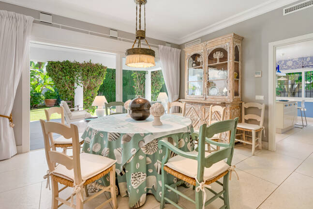 Privat kustretreat som kombinerar fred, primär plats och exceptionellt värde