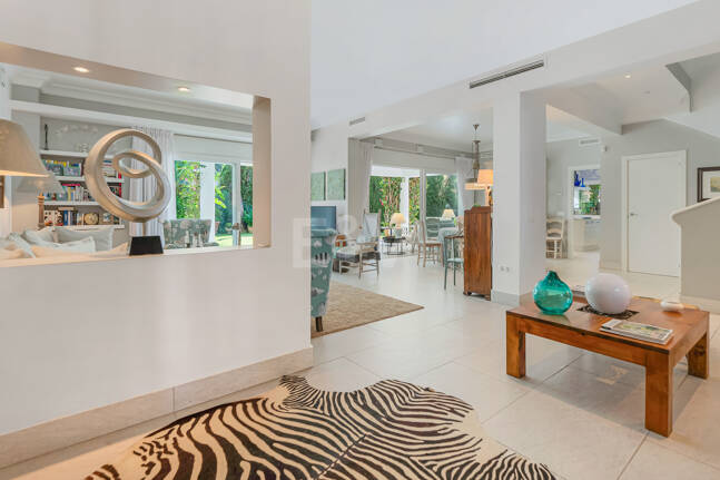 Privat kustretreat som kombinerar fred, primär plats och exceptionellt värde