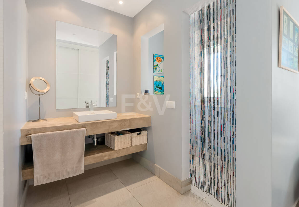 Privat kustretreat som kombinerar fred, primär plats och exceptionellt värde