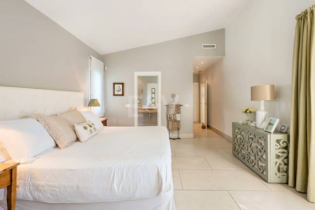 Privat kustretreat som kombinerar fred, primär plats och exceptionellt värde