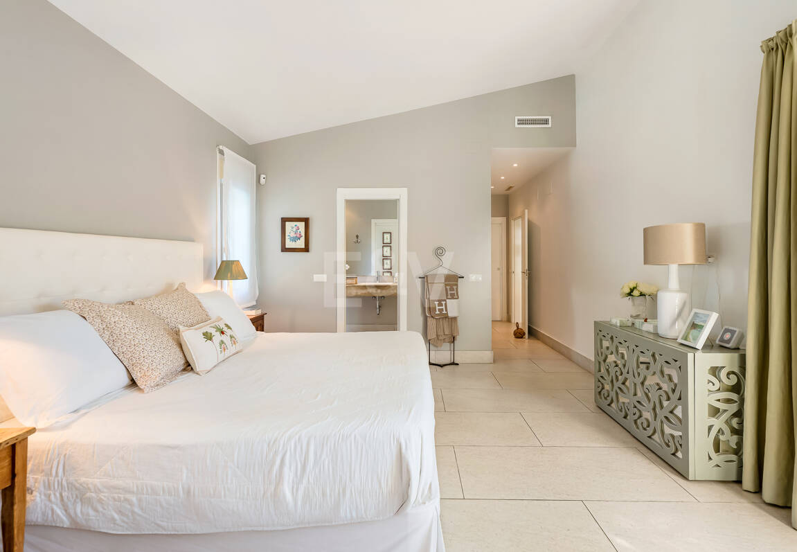 Privat kustretreat som kombinerar fred, primär plats och exceptionellt värde