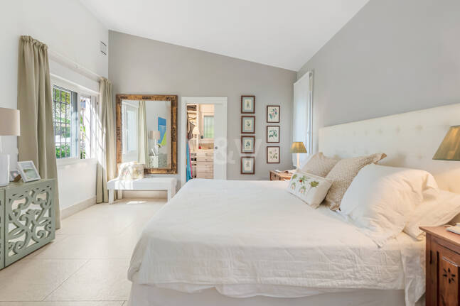 Privat kustretreat som kombinerar fred, primär plats och exceptionellt värde