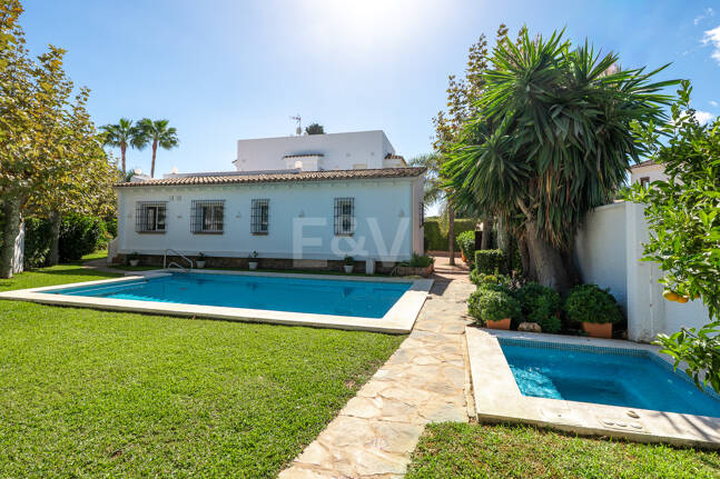 Privat kustretreat som kombinerar fred, primär plats och exceptionellt värde