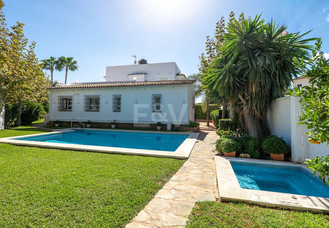 Privat kustretreat som kombinerar fred, primär plats och exceptionellt värde