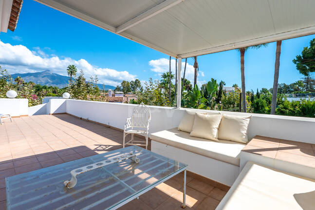 Privat kustretreat som kombinerar fred, primär plats och exceptionellt värde