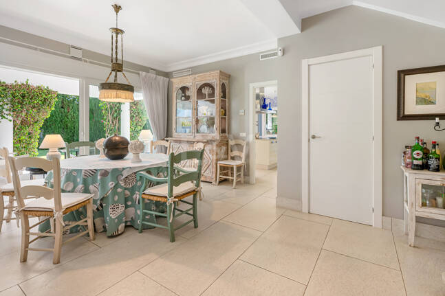 Privat kustretreat som kombinerar fred, primär plats och exceptionellt värde