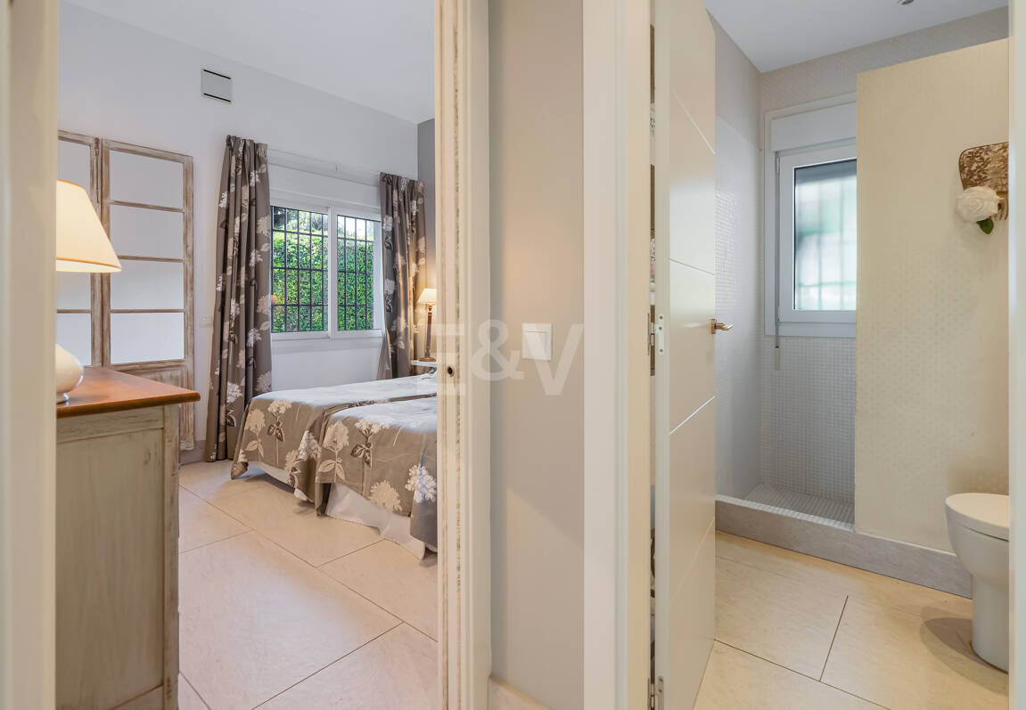 Privat kustretreat som kombinerar fred, primär plats och exceptionellt värde