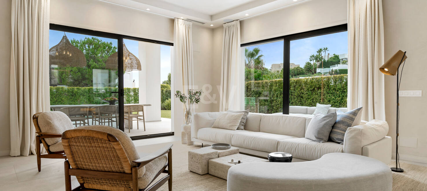 Neu fertiggestellte, zeitgenössische Villa in erstklassiger und begehrter Lage